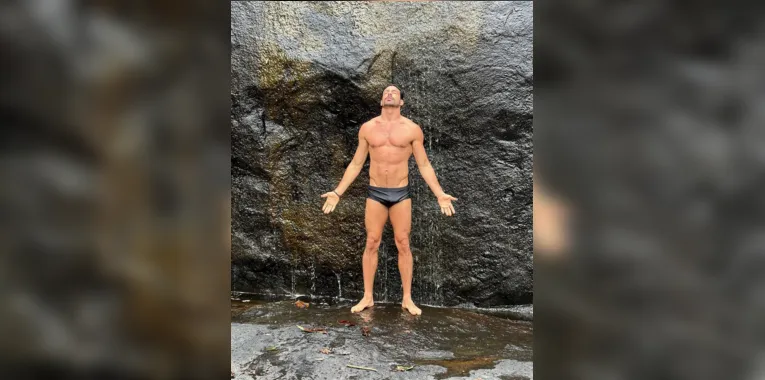 Que calor! Cauã Reymond tira o fôlego posando de sunga; confira