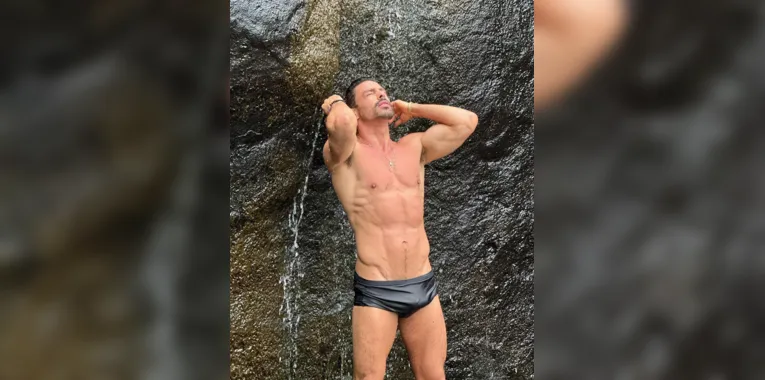 Que calor! Cauã Reymond tira o fôlego posando de sunga; confira