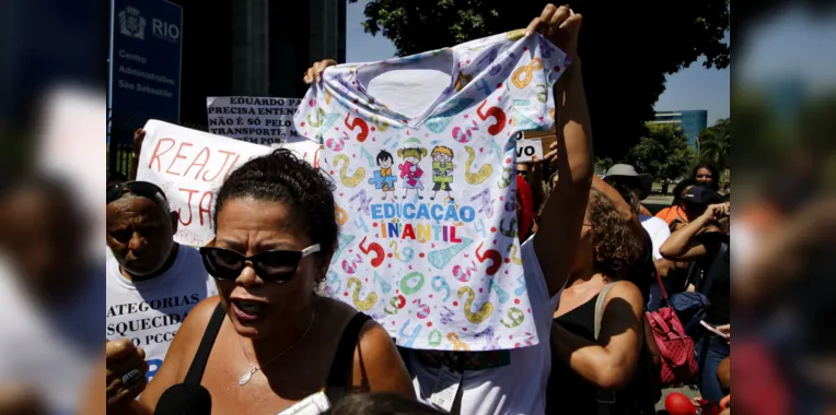 Sem reajuste salarial, professores municipais fazem ato no Rio