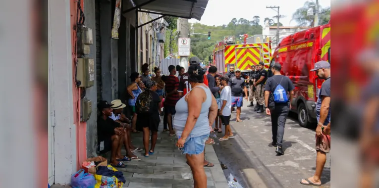Moradores ficaram do lado de fora do local, não houve feridos