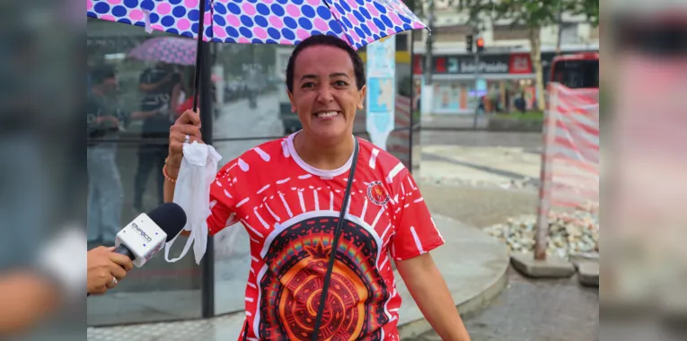 Torcedores da Viradouro encaram chuva com sorrisão em Niterói