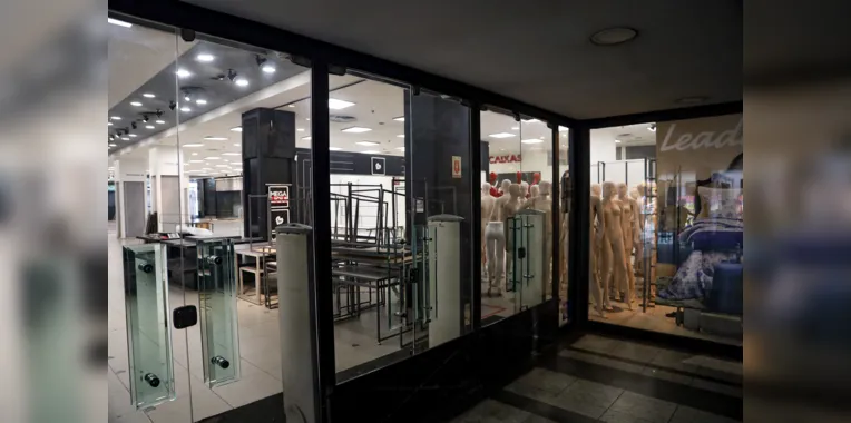 Tradicional loja de roupas fecha as portas no Centro de Niterói