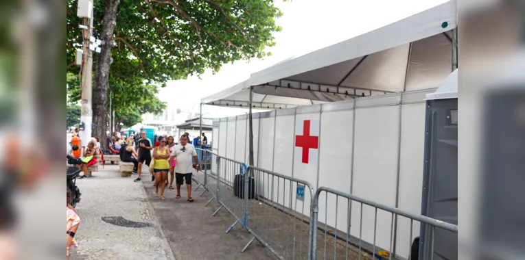Um posto de saúde foi instalado na praia para quem precisar durante os shows