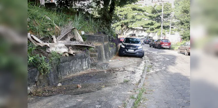 Vazamento de esgoto atrapalha rotina de moradores em Niterói