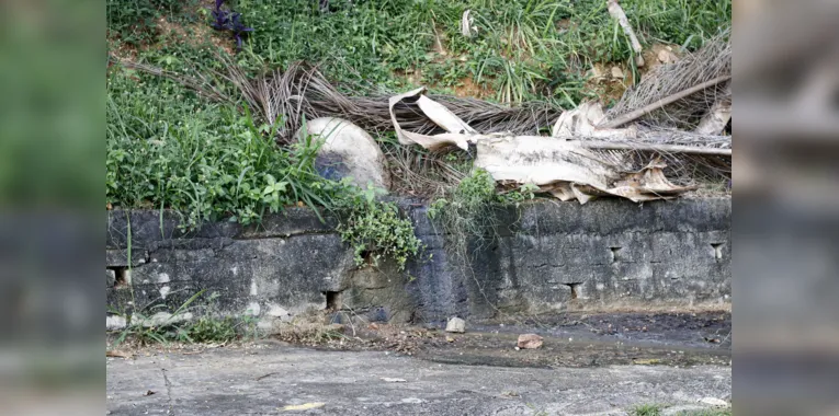 Vazamento de esgoto atrapalha rotina de moradores em Niterói