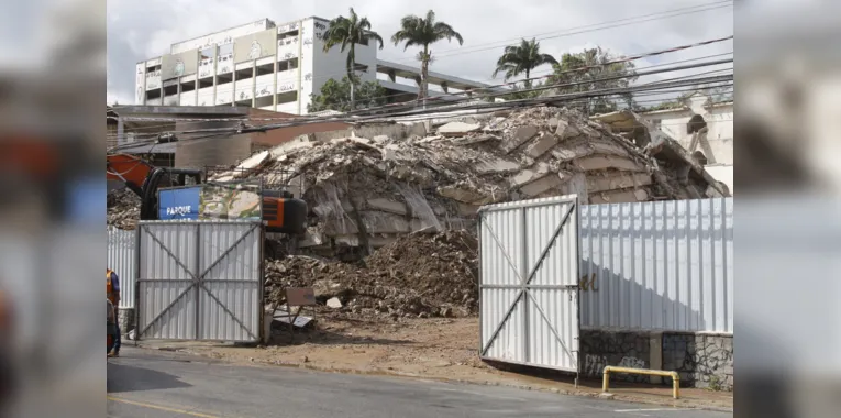 Antiga Universide Gama Filho foi implodido para a construção do Parque Piedade