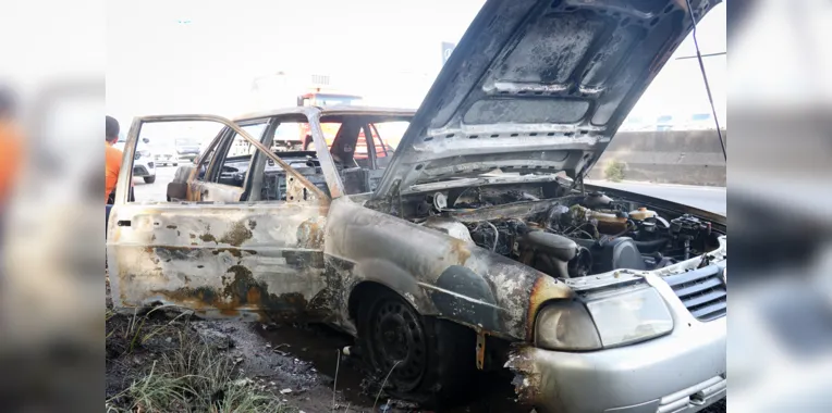 Vídeo: carro pega fogo e complica o trânsito na RJ-104, em SG