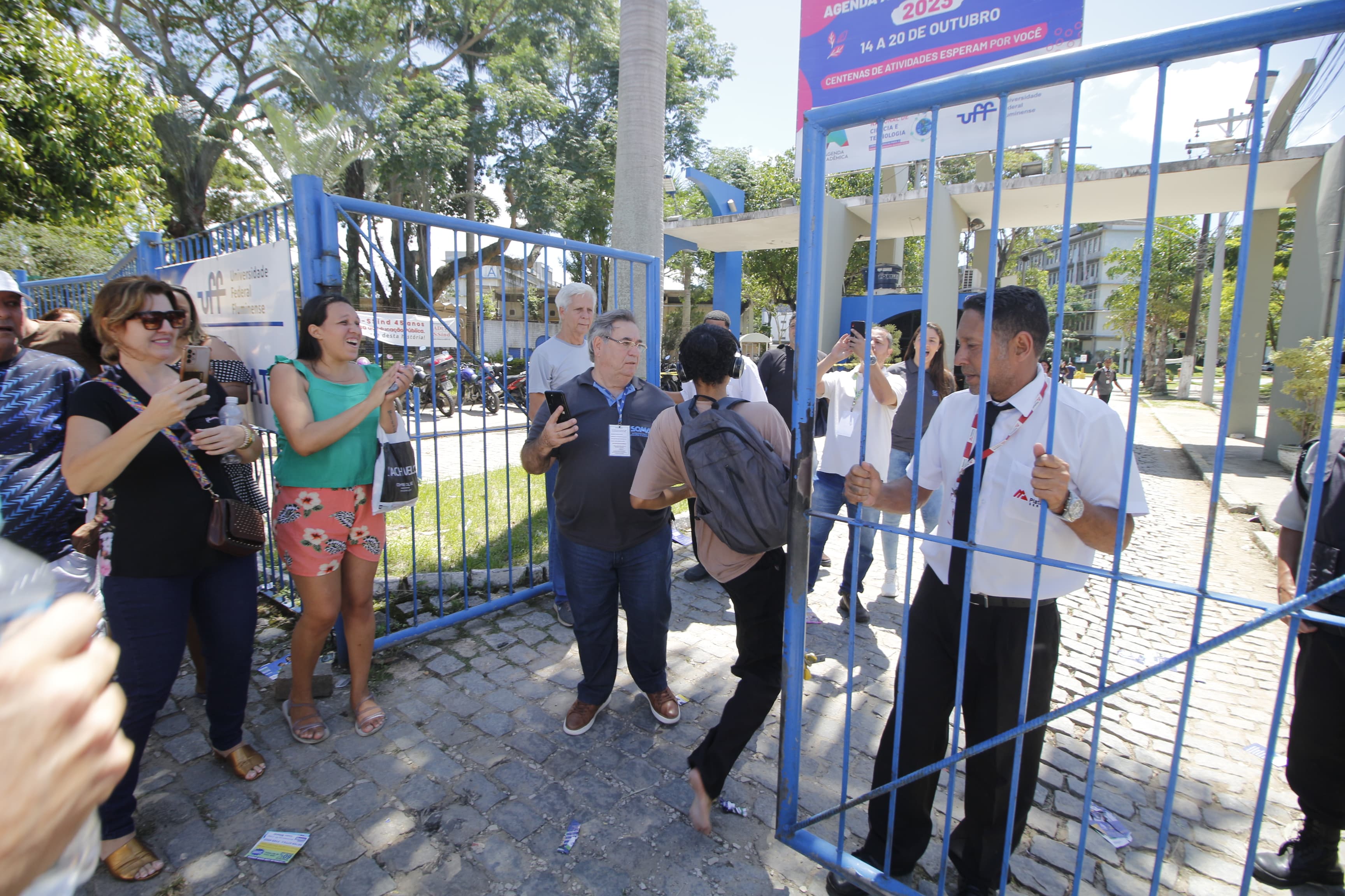 Alunos correndo para entrar na UFF e não se atrasar