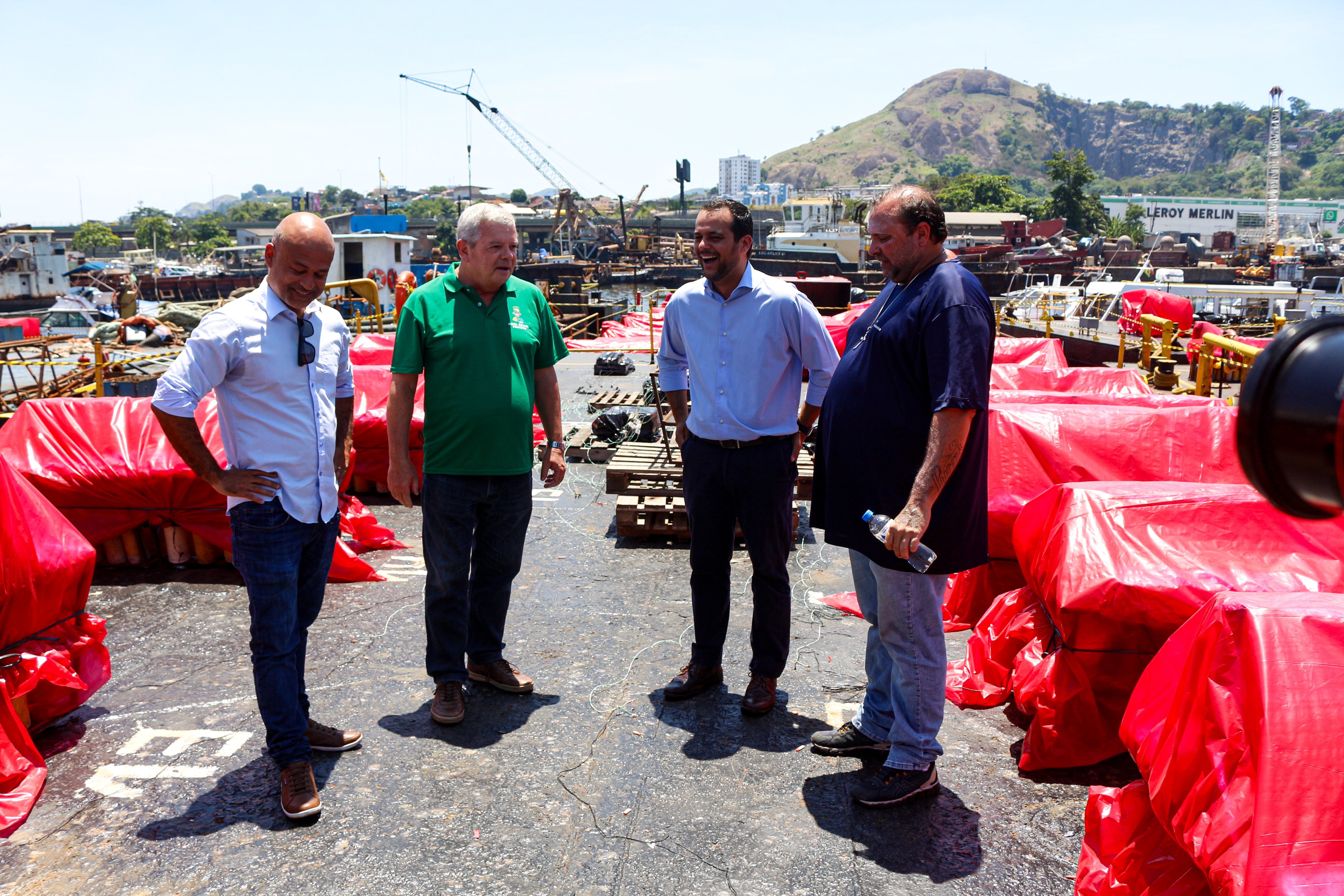 Axel, André e Wallace Medeiros estiveram na vistoria das balsas com os fogos para Niterói 