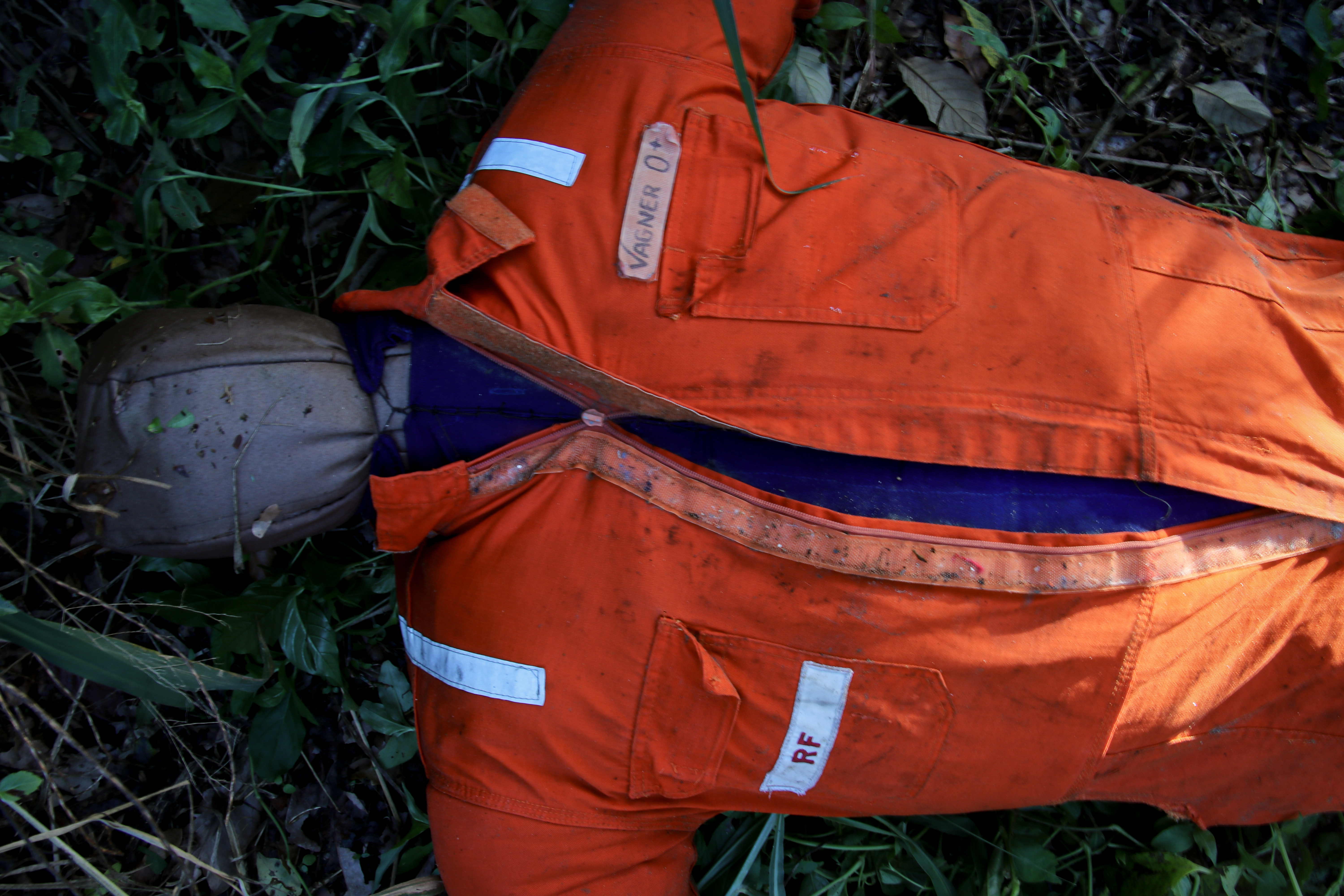 Boneco foi encontrado por grupo de amigos durante a noite de sábado