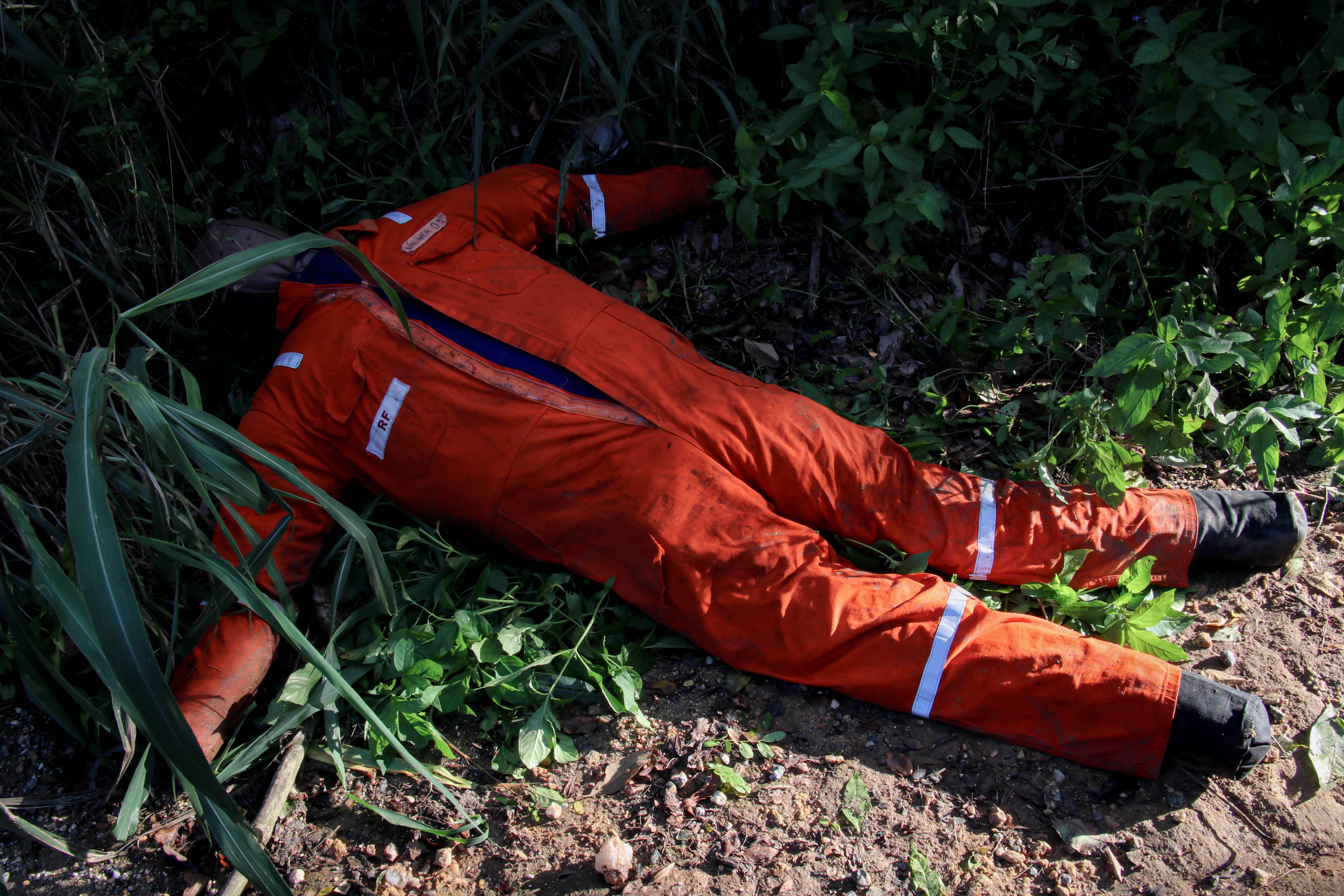 Boneco foi encontrado por grupo de amigos durante a noite de sábado