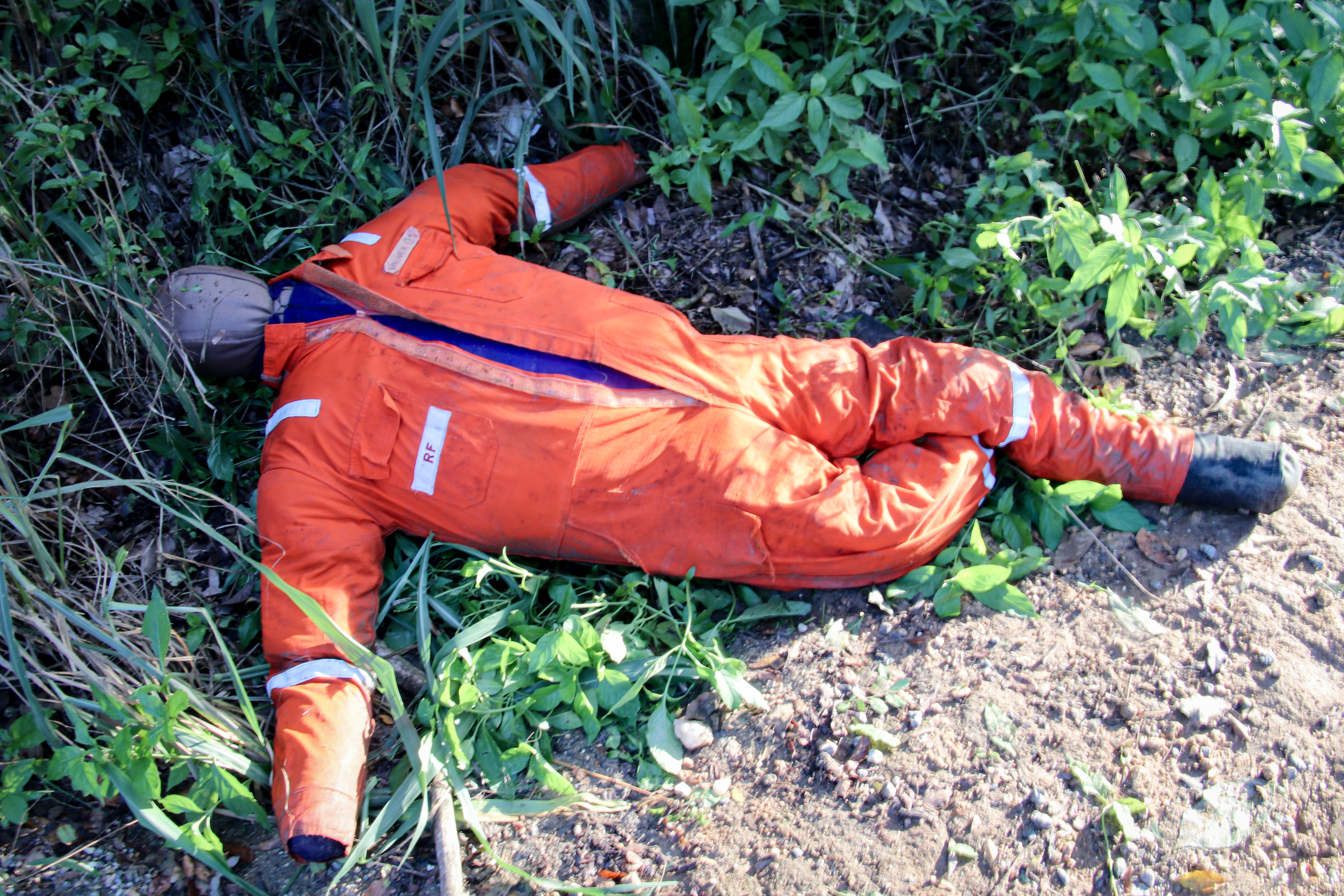 Boneco foi encontrado por grupo de amigos durante a noite de sábado