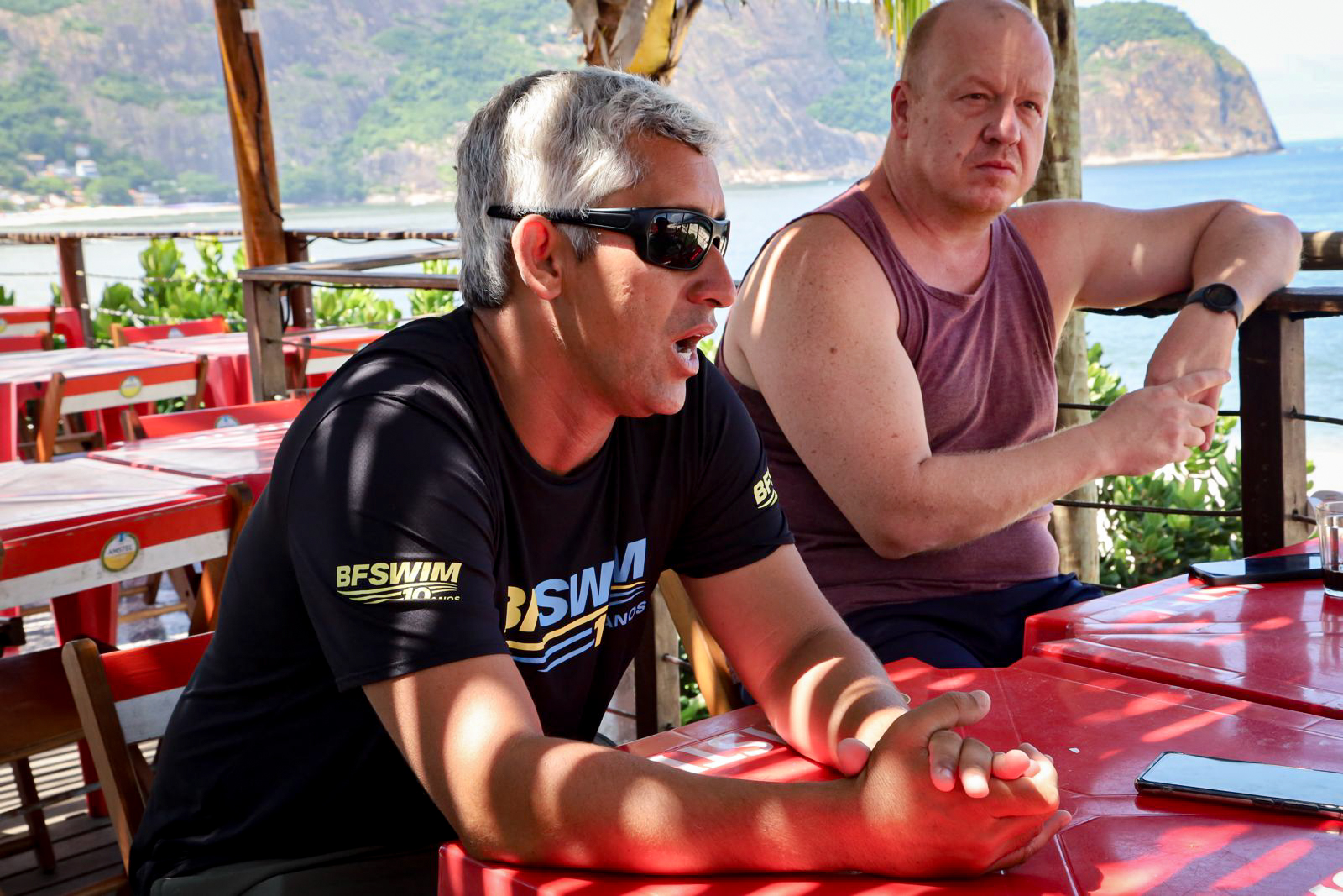 Treinador Bruno Ribeiro ao lado de uma das vítimas, Leonardo Oliveira