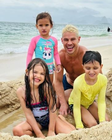 José Loreto curte dia de praia com a filha em Niterói