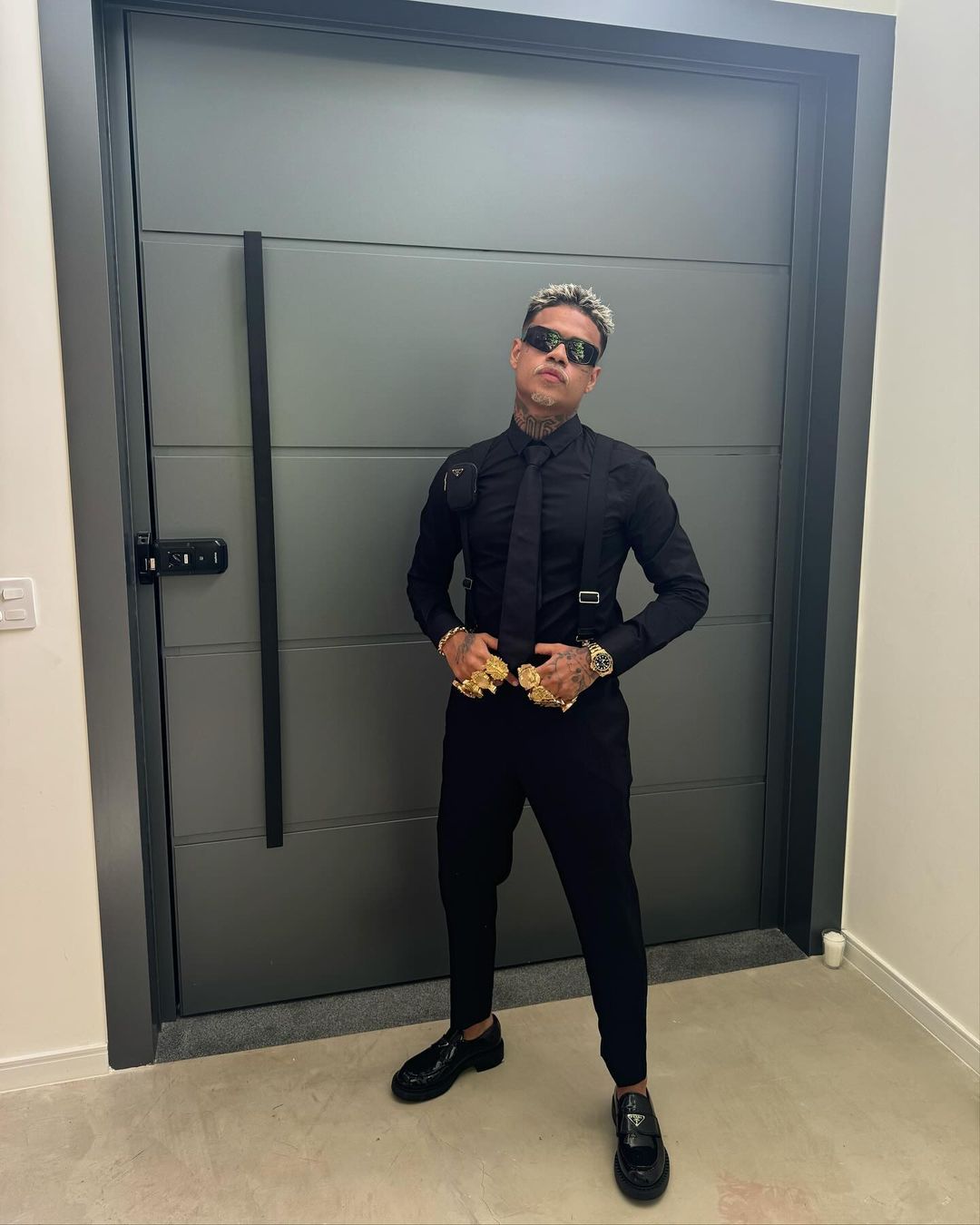 MC Cabelinho aparece no casamento do tecladista em SG