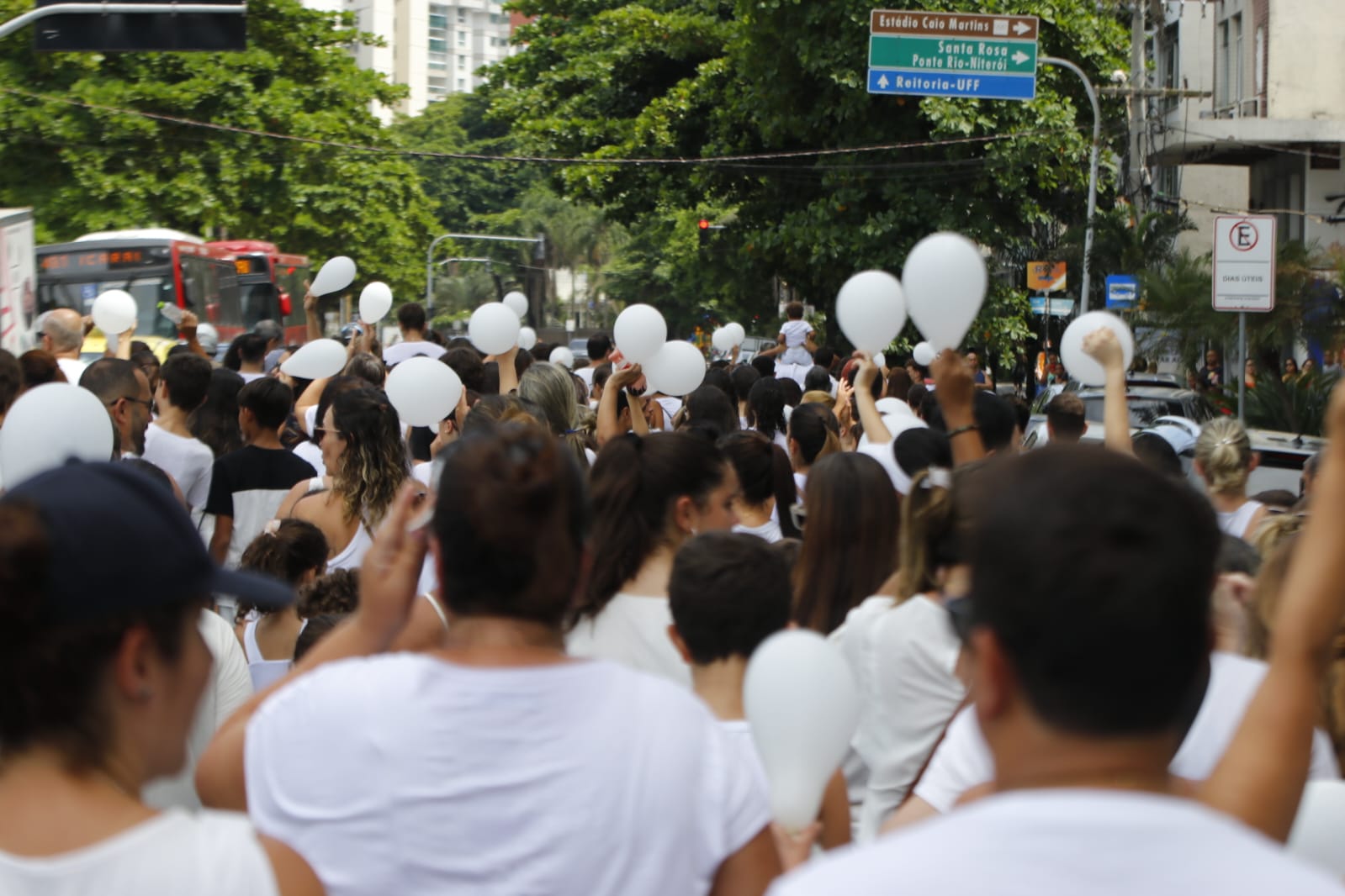 Moradores de Icaraí protestam após morte de porteiro de escola