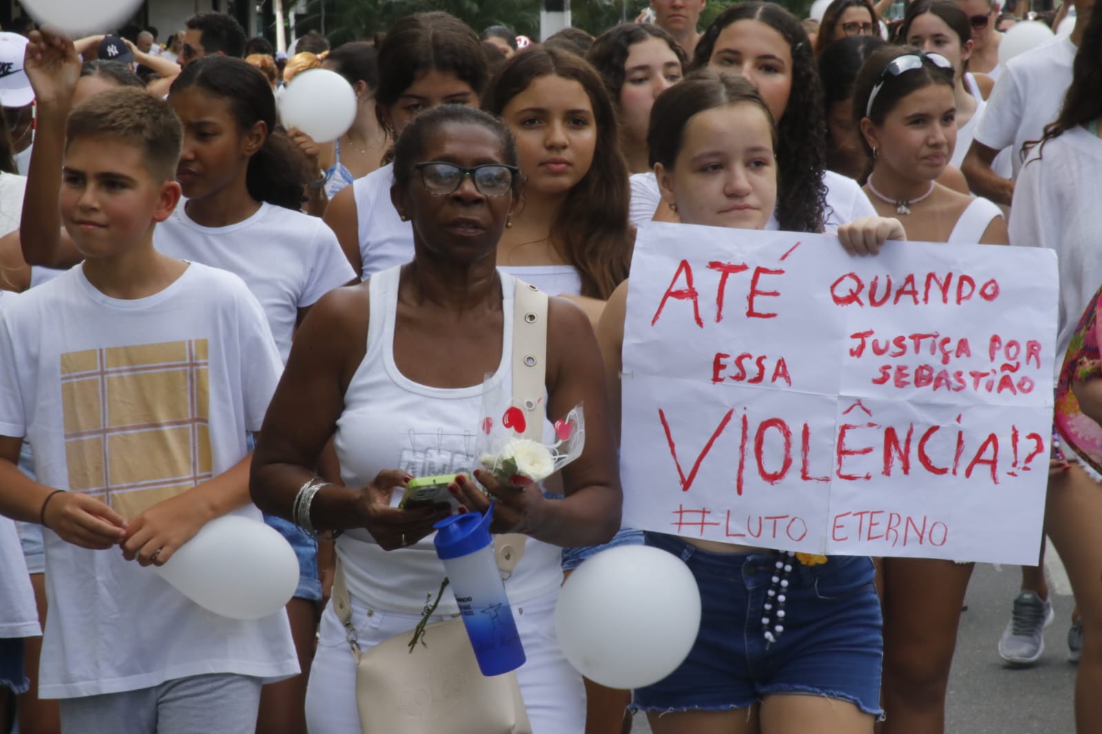Moradores de Icaraí protestam após morte de porteiro de escola
