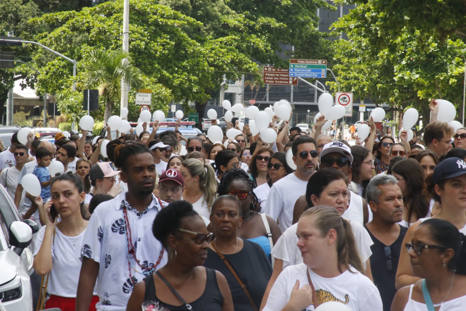 Moradores de Icaraí protestam após morte de porteiro de escola