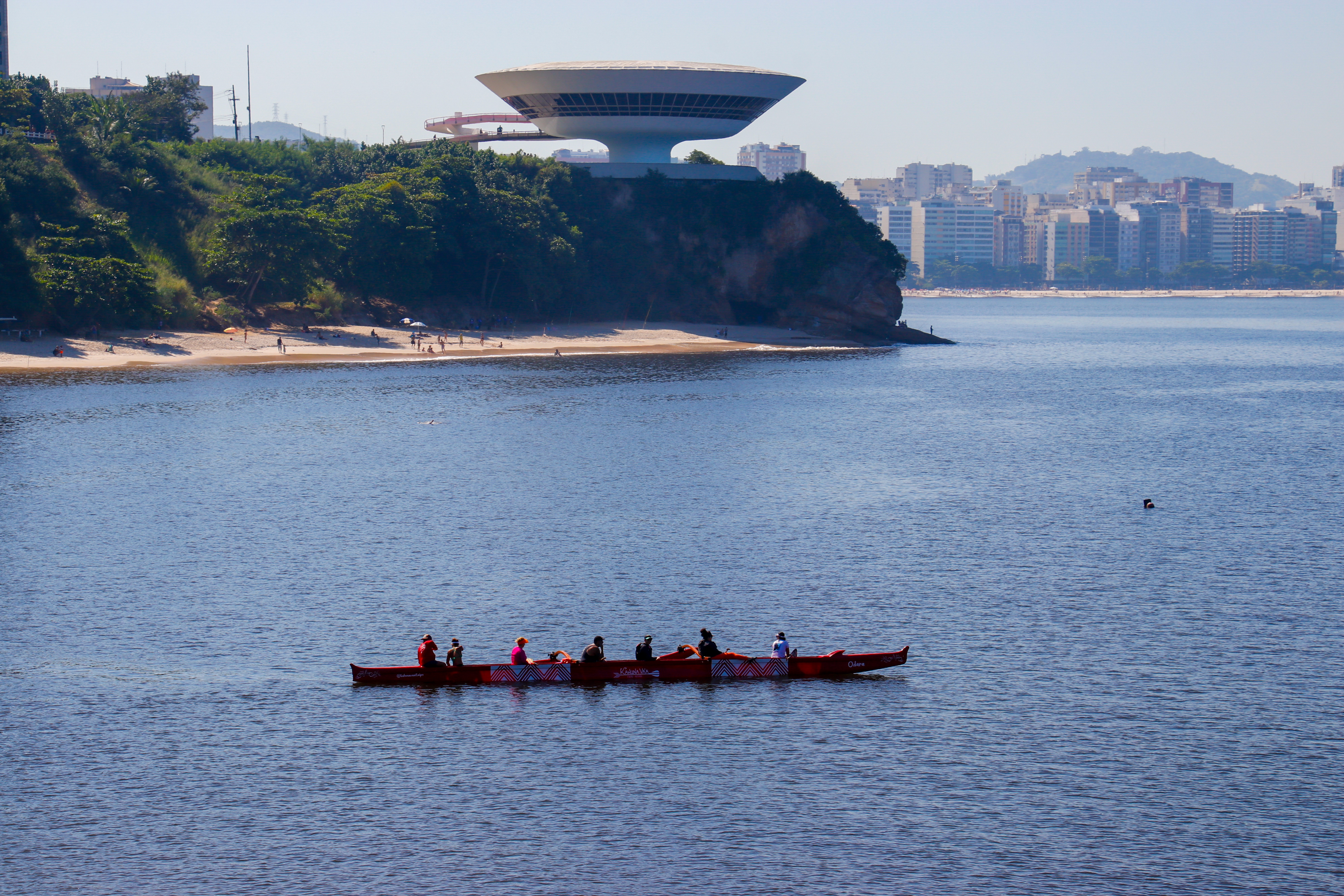 Banhista curtem quarta-feira de sol na Praia de Boa Viagem