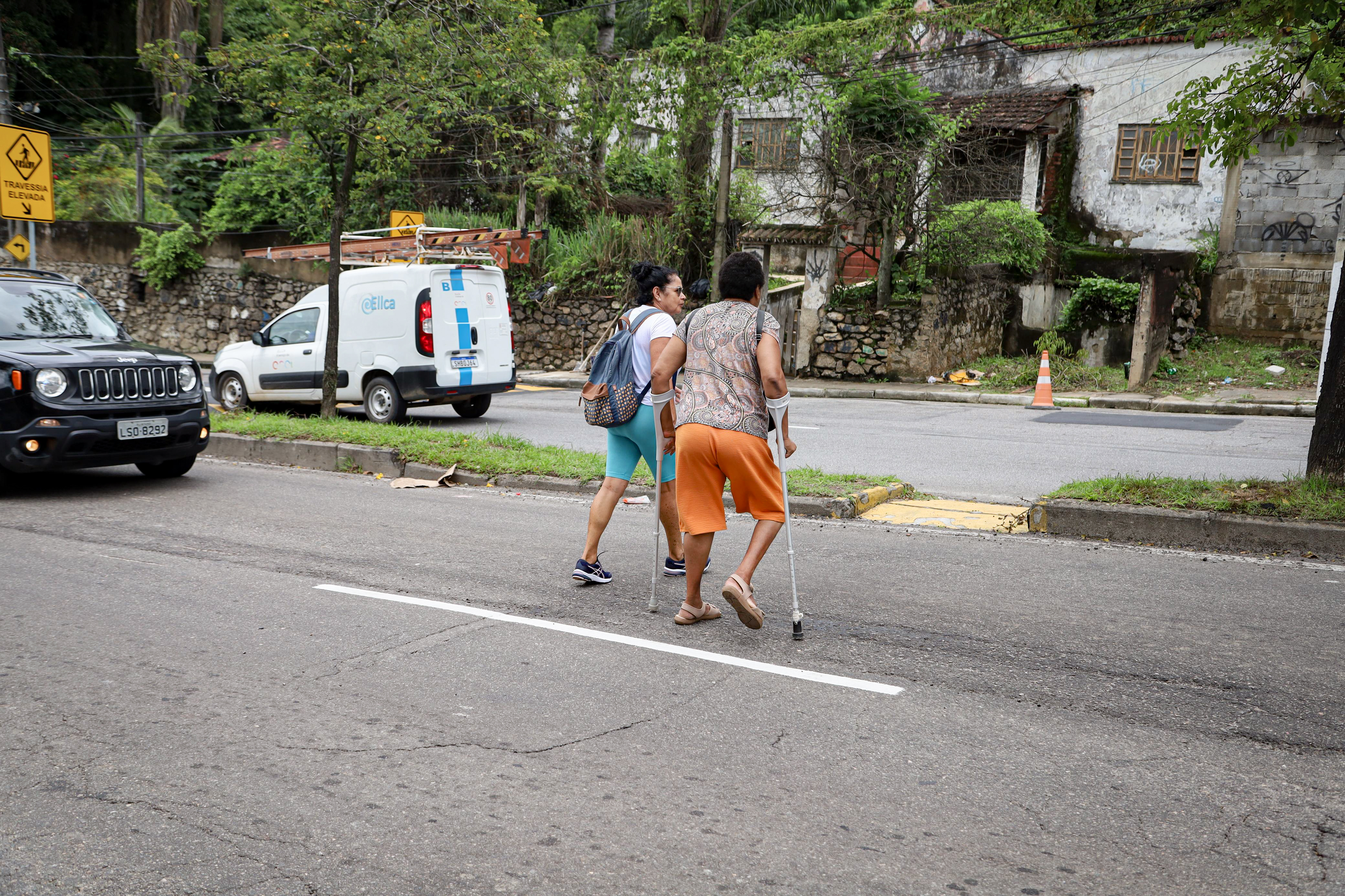 Pedestres precisam redobrar a atenção ao atravessar as vias