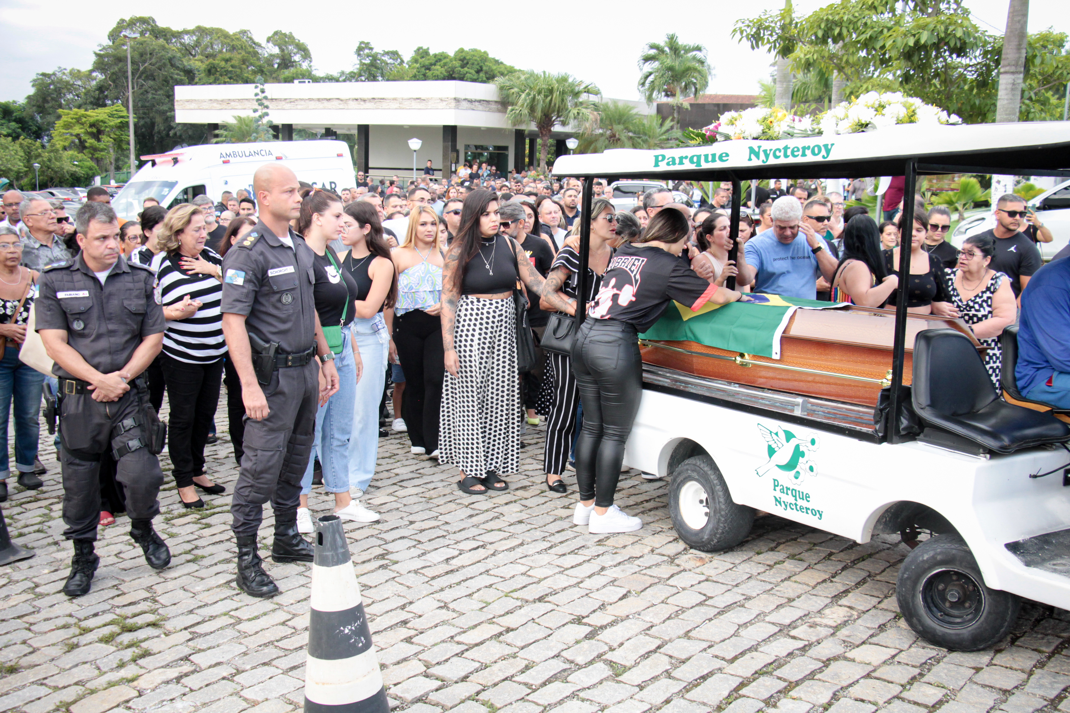 'Por quê?', diz pai do PM morto durante operação em Itaboraí