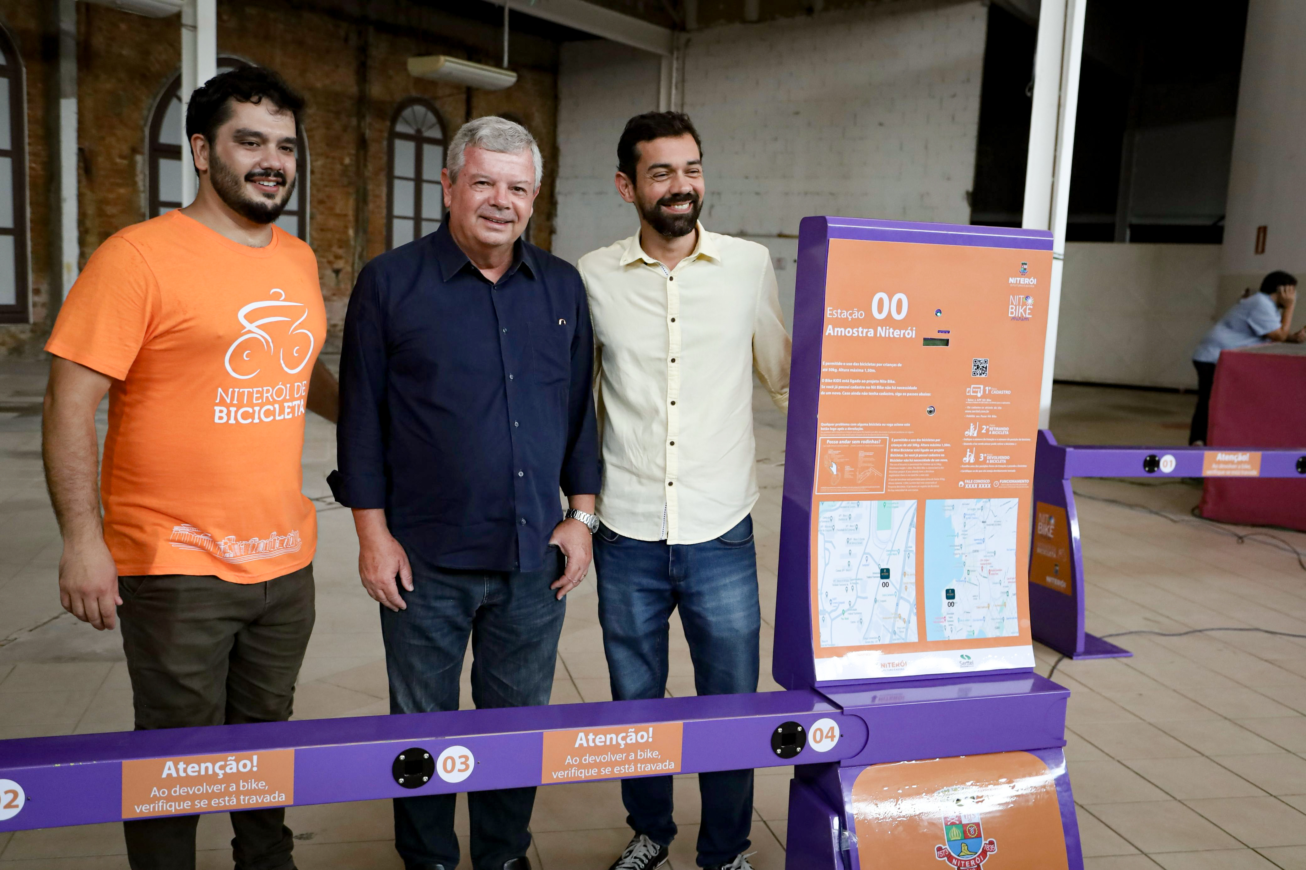 O prefeito Axel Grael ao lado de representantes do município