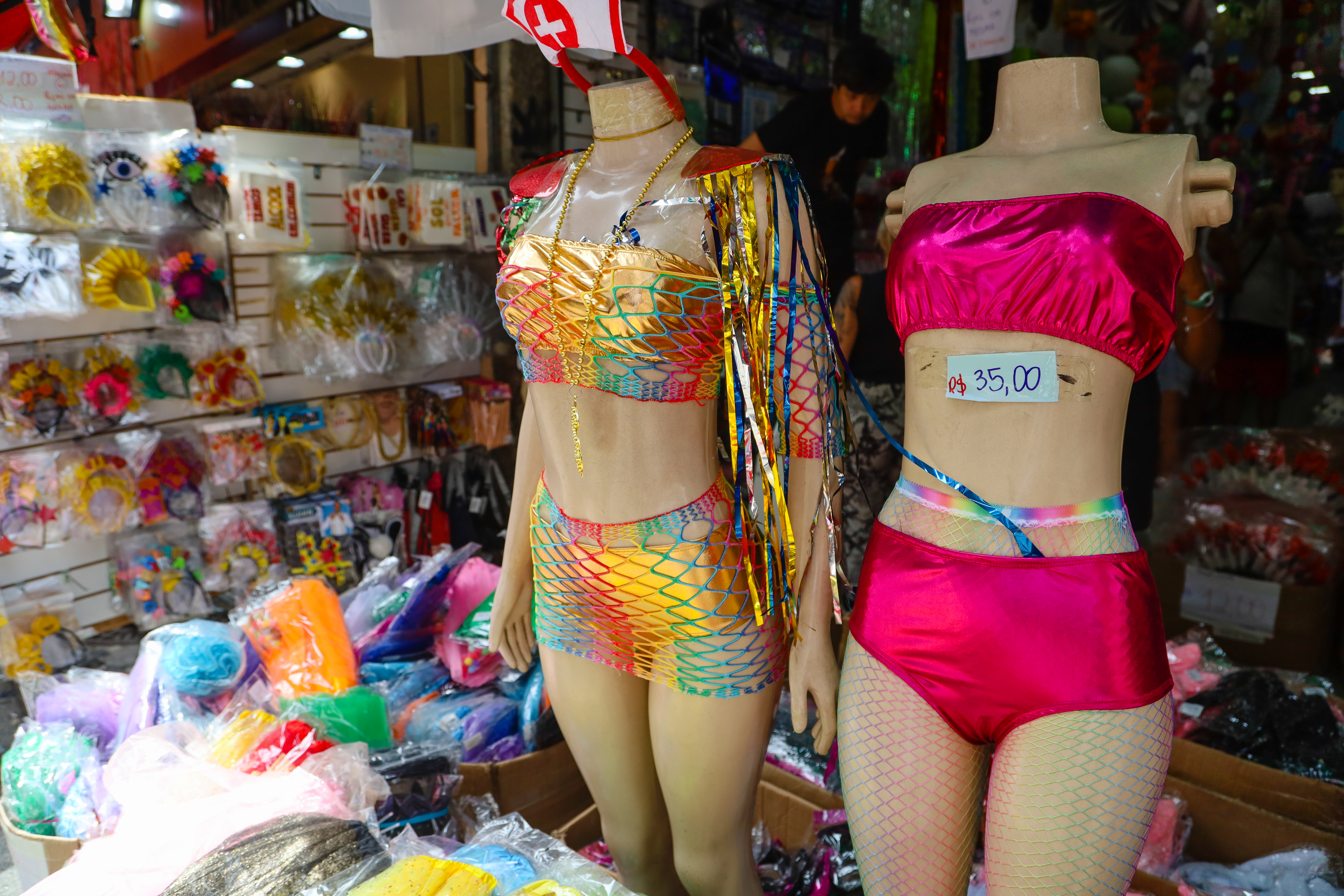 Tudo barato! Foliões lotam ruas da Saara por fantasia perfeita