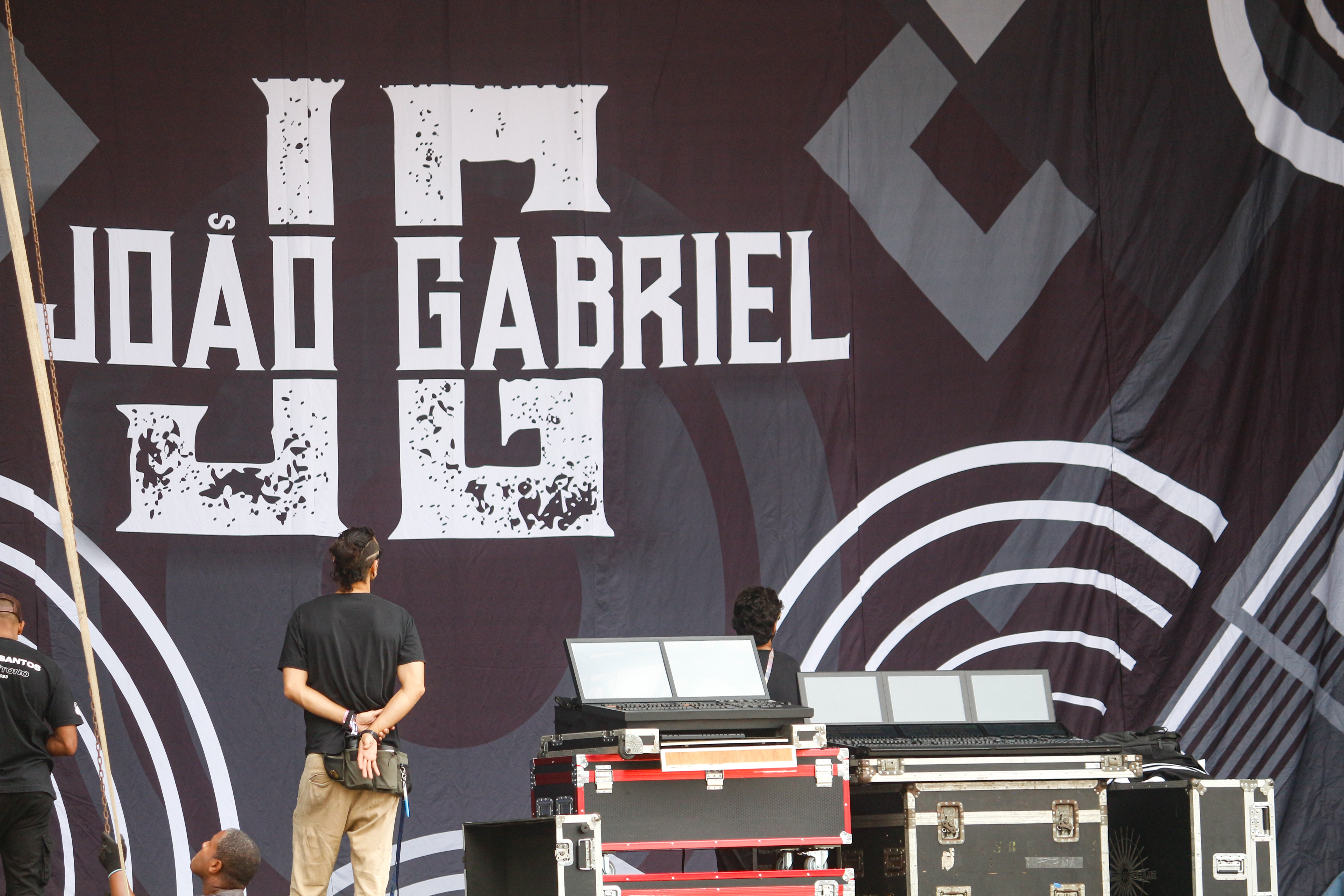 O palco está recebendo os ajustes finais