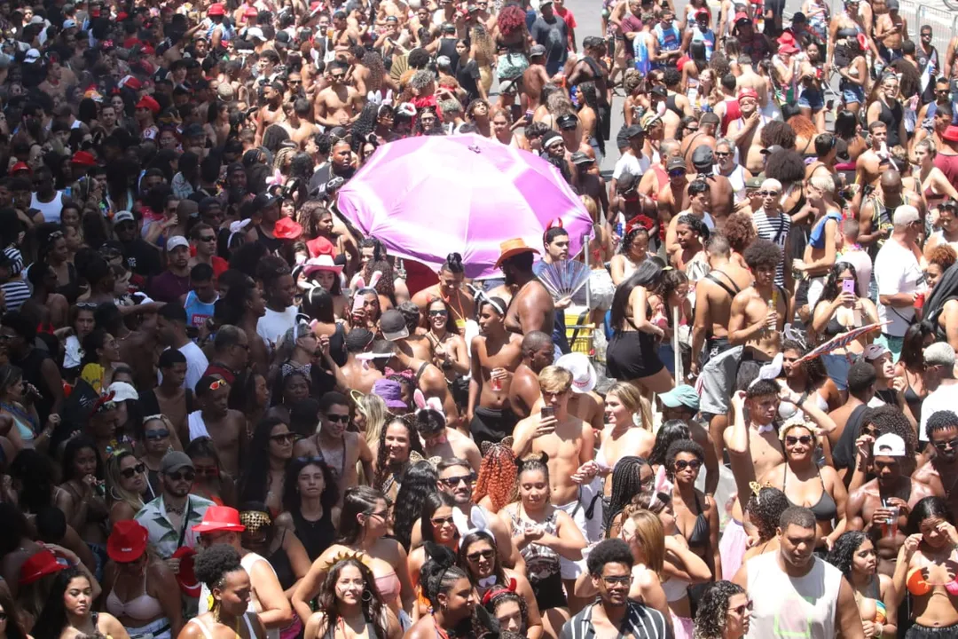 Banda do Ingá arrasta multidão para o centro de Niterói