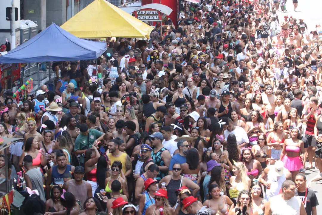 Banda do Ingá arrasta multidão para o centro de Niterói