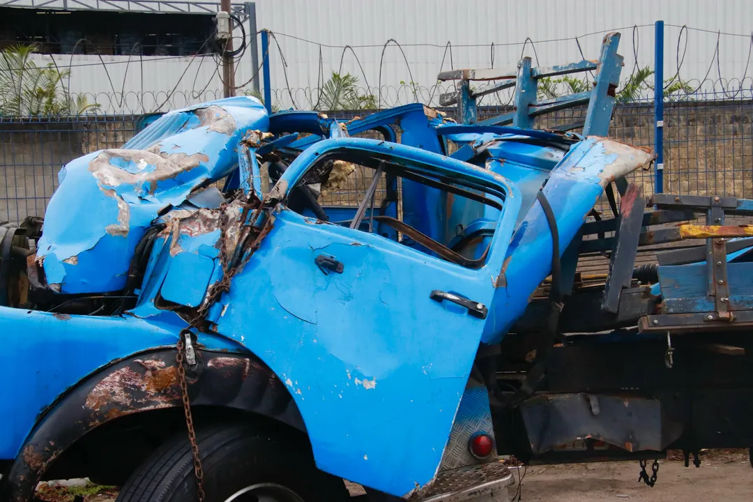 Bandidos assaltam até caminhoneiro morto em Niterói