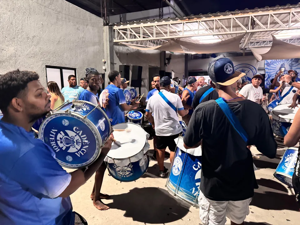 Com champanhe! Vitória é celebrada na Acadêmicos de Niterói