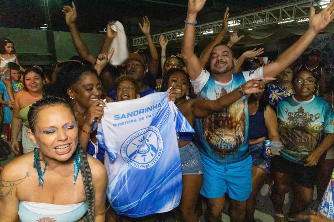 Com champanhe! Vitória é celebrada na Acadêmicos de Niterói