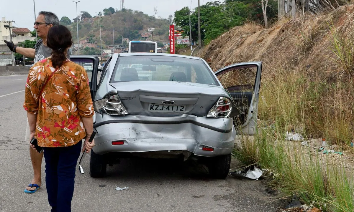 Carros ficaram danificados após engavetamento