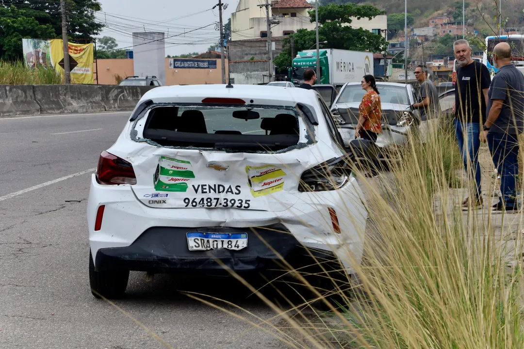 Carros ficaram danificados após engavetamento