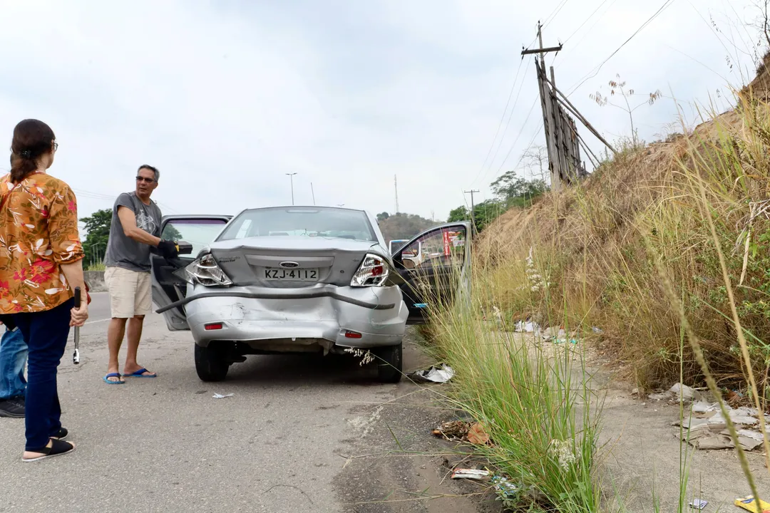 Carros ficaram danificados após engavetamento