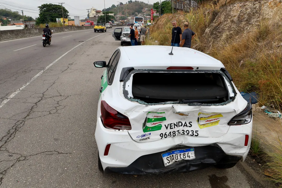 Carros ficaram danificados após engavetamento