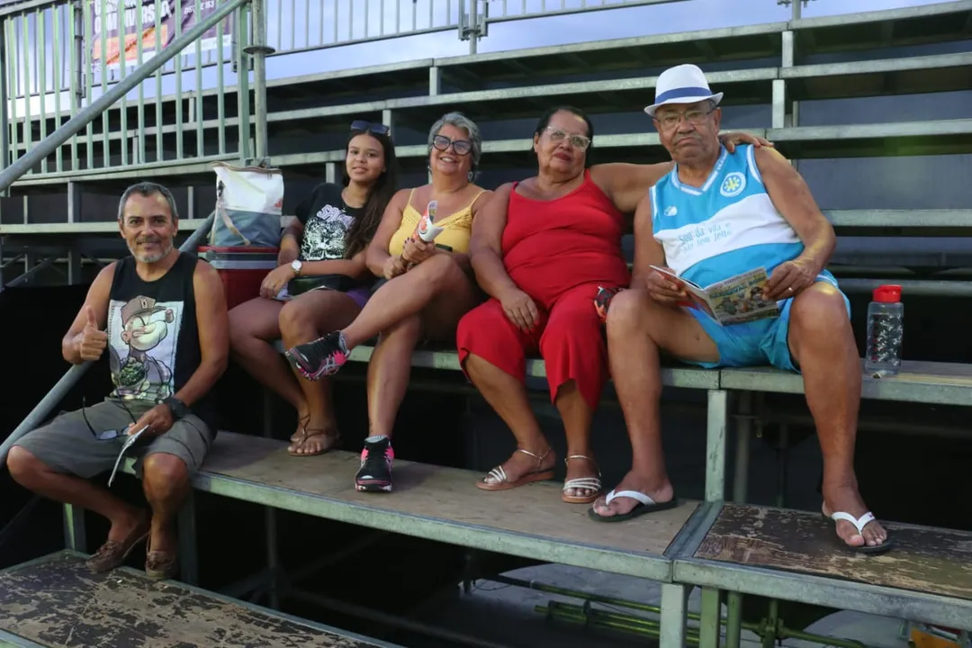 Escolas de samba animam moradores e visitantes em Niterói