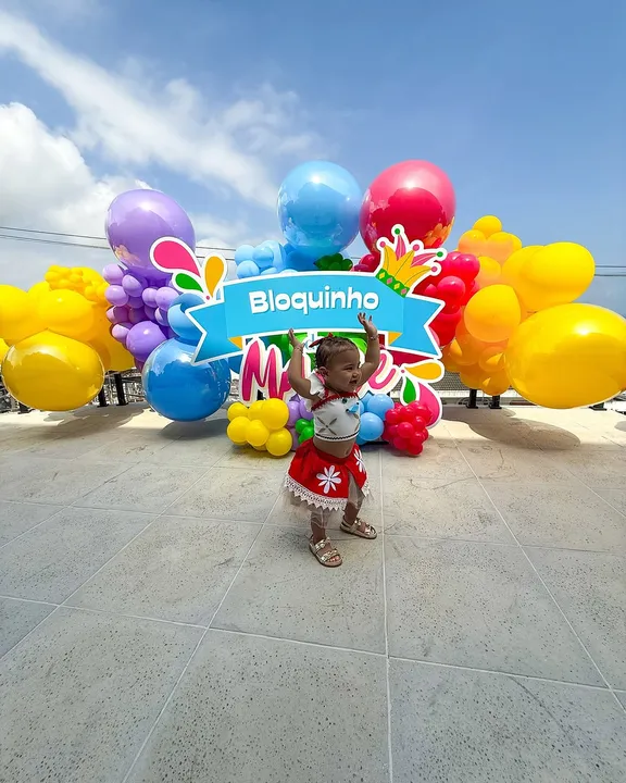 Balões coloridos enfeitaram a festinha da Mavie