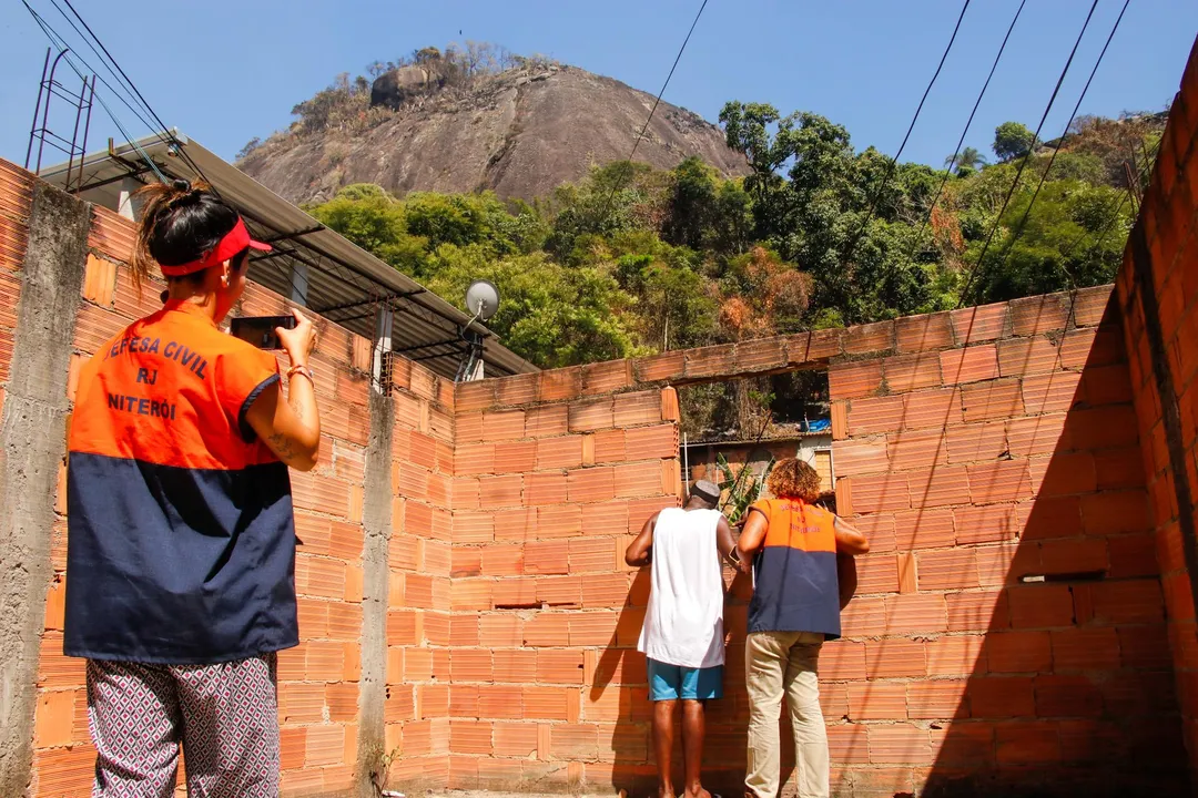 Agentes da Defesa Civil orientam moradores