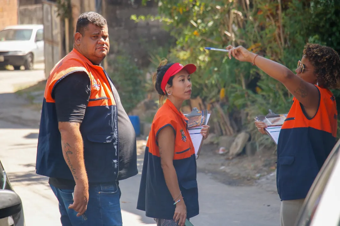 Agentes da Defesa Civil orientam moradores