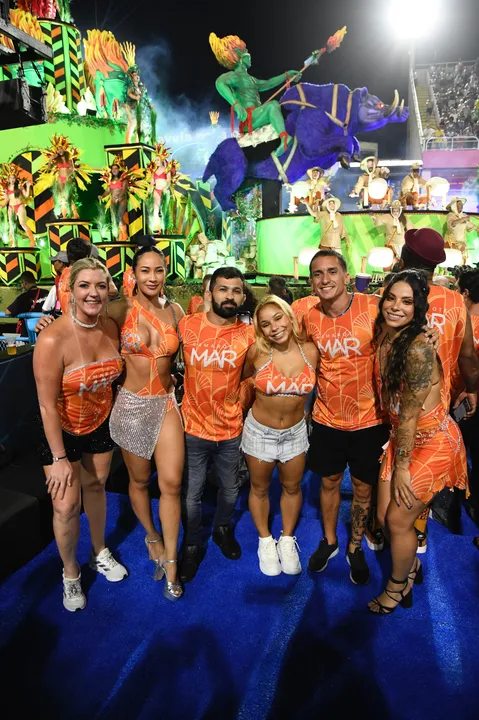 Flávia Saraiva, Ingrid Oliveira e Brandonn Almeida estiveram ao lado de amigos e namorados