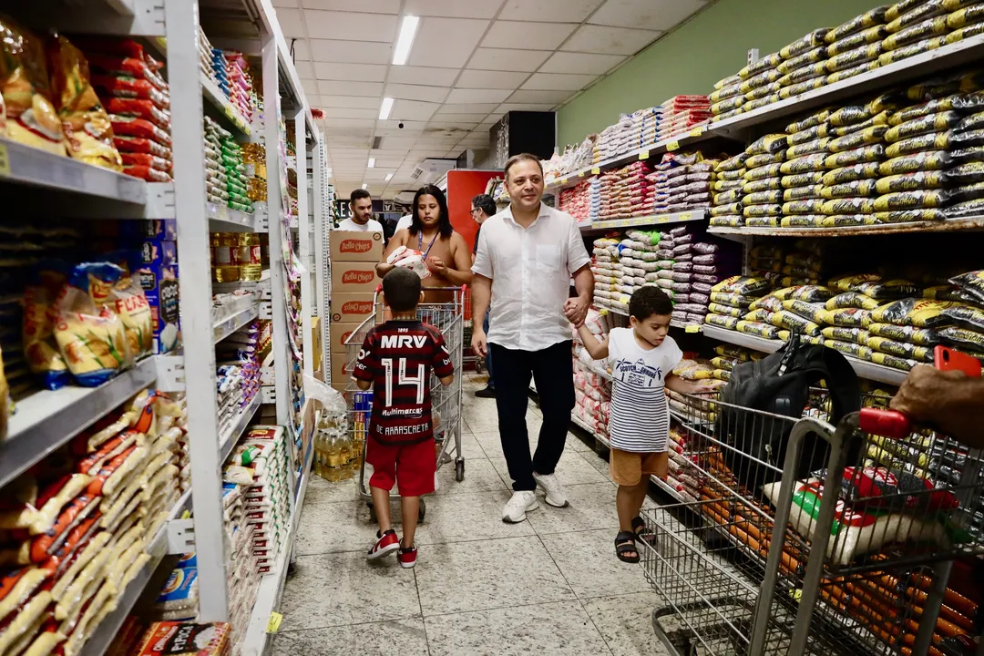 Rodrigo Neves esteve em um supermercado no Largo da Batalha