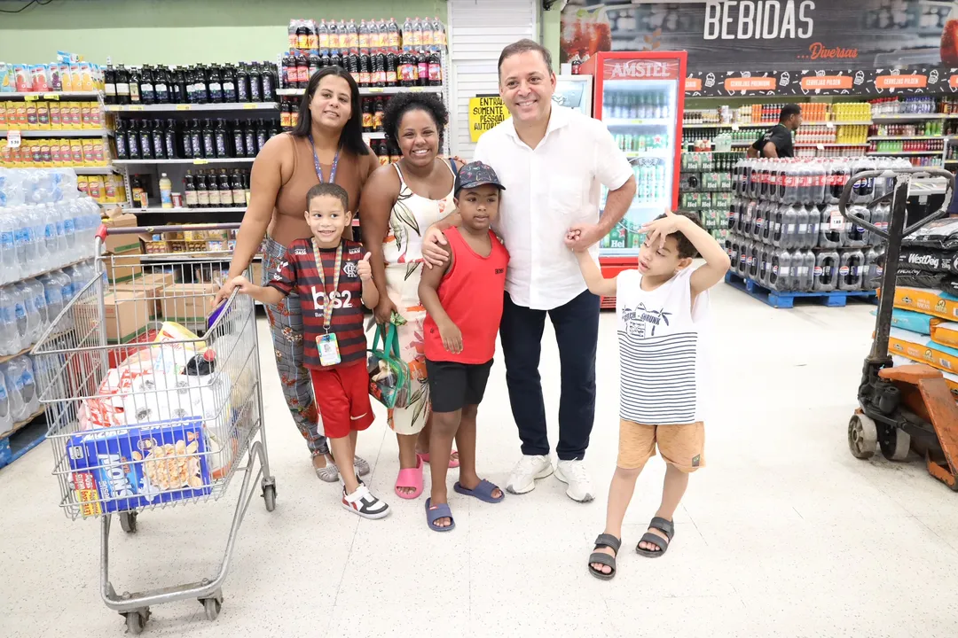 Rodrigo Neves esteve em um supermercado no Largo da Batalha