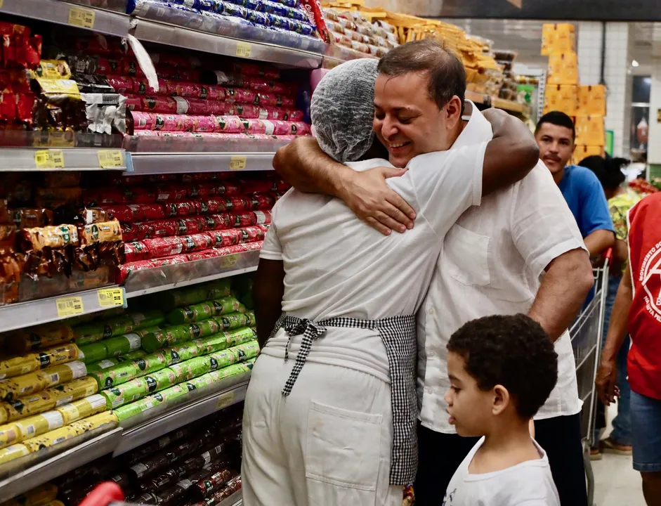 Rodrigo Neves esteve em um supermercado no Largo da Batalha