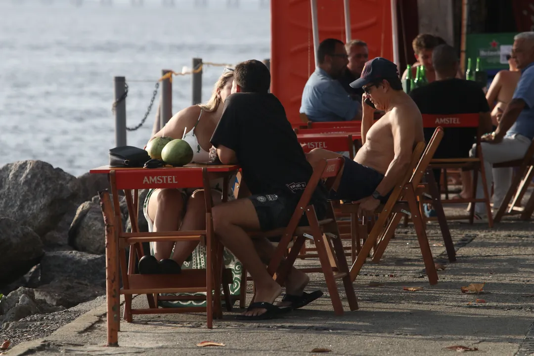 Orla de Boa Viagem vira 'point' no calorão em Niterói