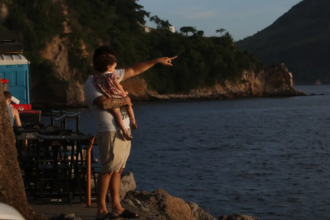 Orla de Boa Viagem vira 'point' no calorão em Niterói