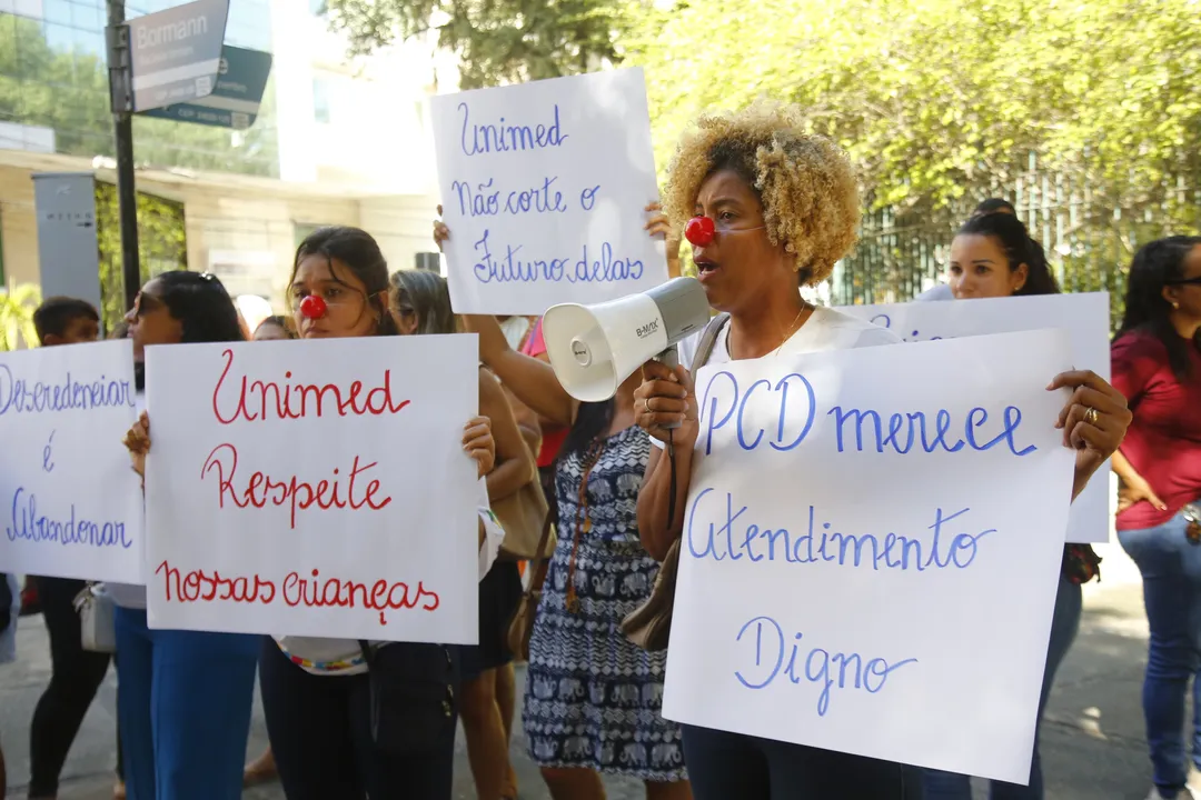 Segundo manifestantes, Unimed não aceitou contraproposta da clínica