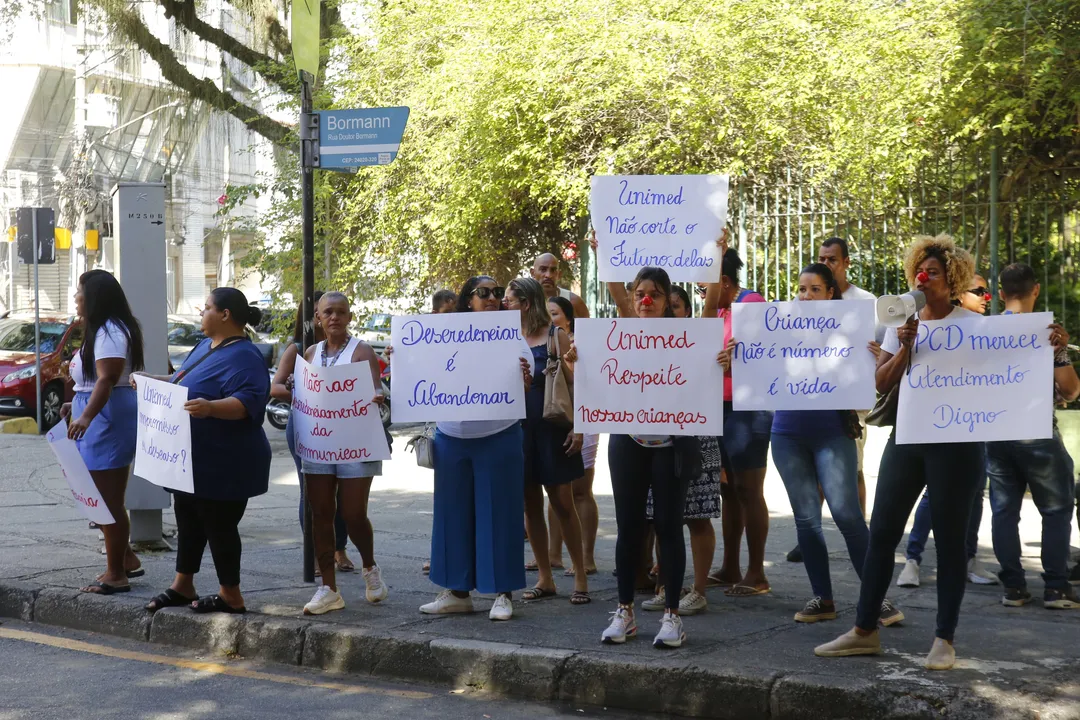 Segundo manifestantes, Unimed não aceitou contraproposta da clínica