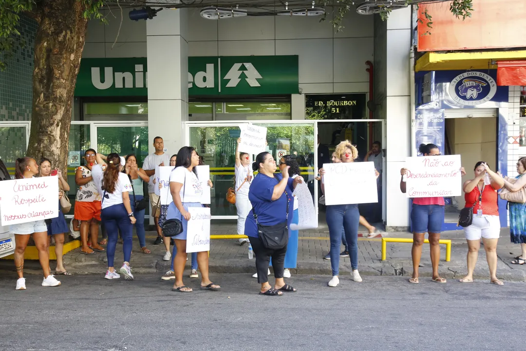 Segundo manifestantes, Unimed não aceitou contraproposta da clínica